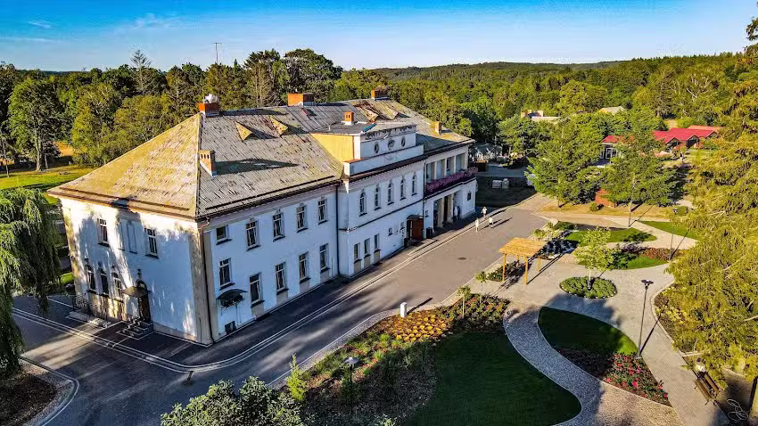 The Stork’s Nest Palace – accommodation, stables, family recreation