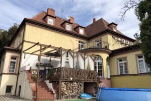 Unter den Rosen. Villa