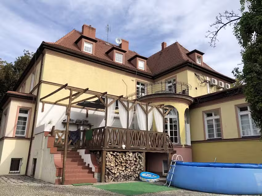 Under the Roses. Villa