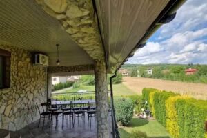 Pokoje w domu na wsi