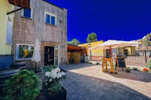 Win Wine Bar & Apartments salon