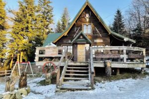 PTTK-Berghütte auf Kudłacze, 730 m über dem Meeresspiegel