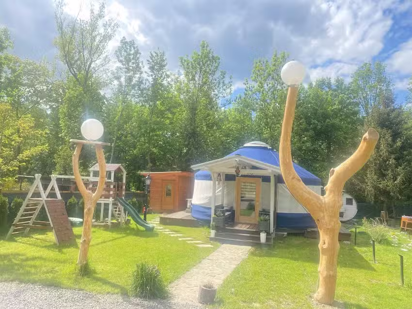 Slow Flow Glamp &ndash; całoroczna jurta z sauną i gorącą beczką
