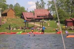 PTTK Wasserstation WDZYDZE: Ferienhäuser am See, Yachtcharter, Kajakfahren, Verleih von Freizeitausrüstung
