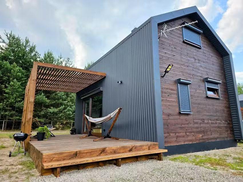 Stodoła między lasami