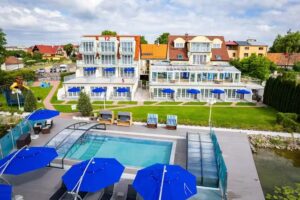 Villa LeLux hotel”s Mikołajki, Pokoje, wyjątkowe miejsce z Basenem nad samym jeziorem.