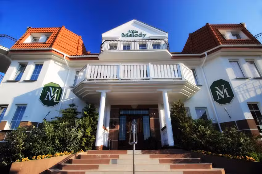 Villa Melody – hotel Rewal – noclegi – wolne pokoje Rewal – pensjonat – hotel z basenem