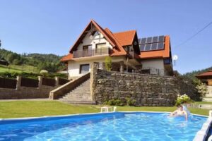 Villa über dem Wasserfall