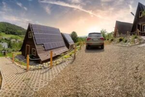 Hügel im Schatten des Waldes