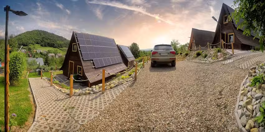 Hügel im Schatten des Waldes
