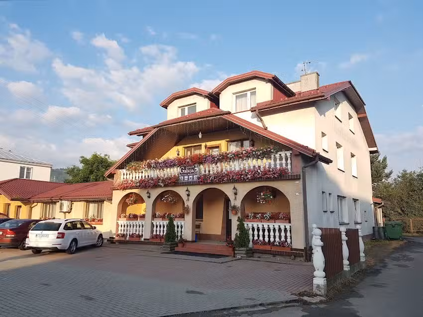 „Zajazd Galicja”, Noclegi, Bar, Restauracja, Wycieczki autokarowe